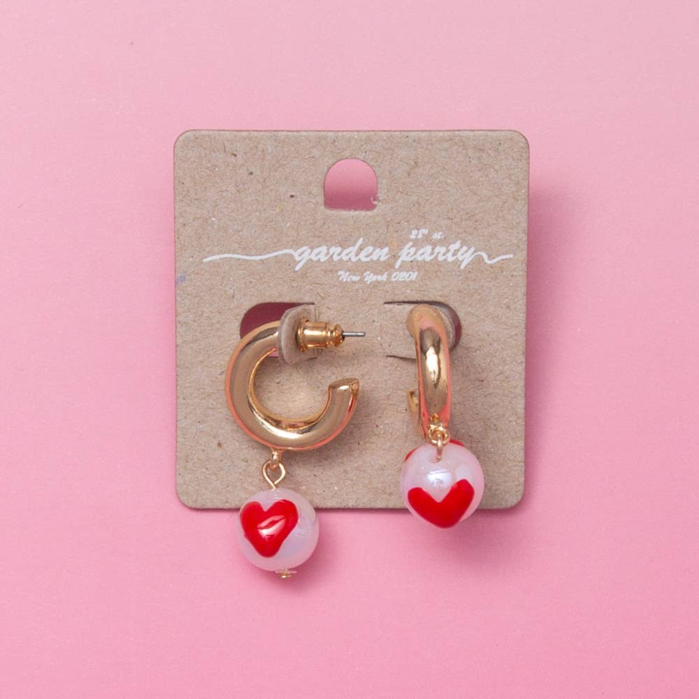 Pendientes de aro Huggie en tono dorado con cuentas de cristal en forma de corazón rojo