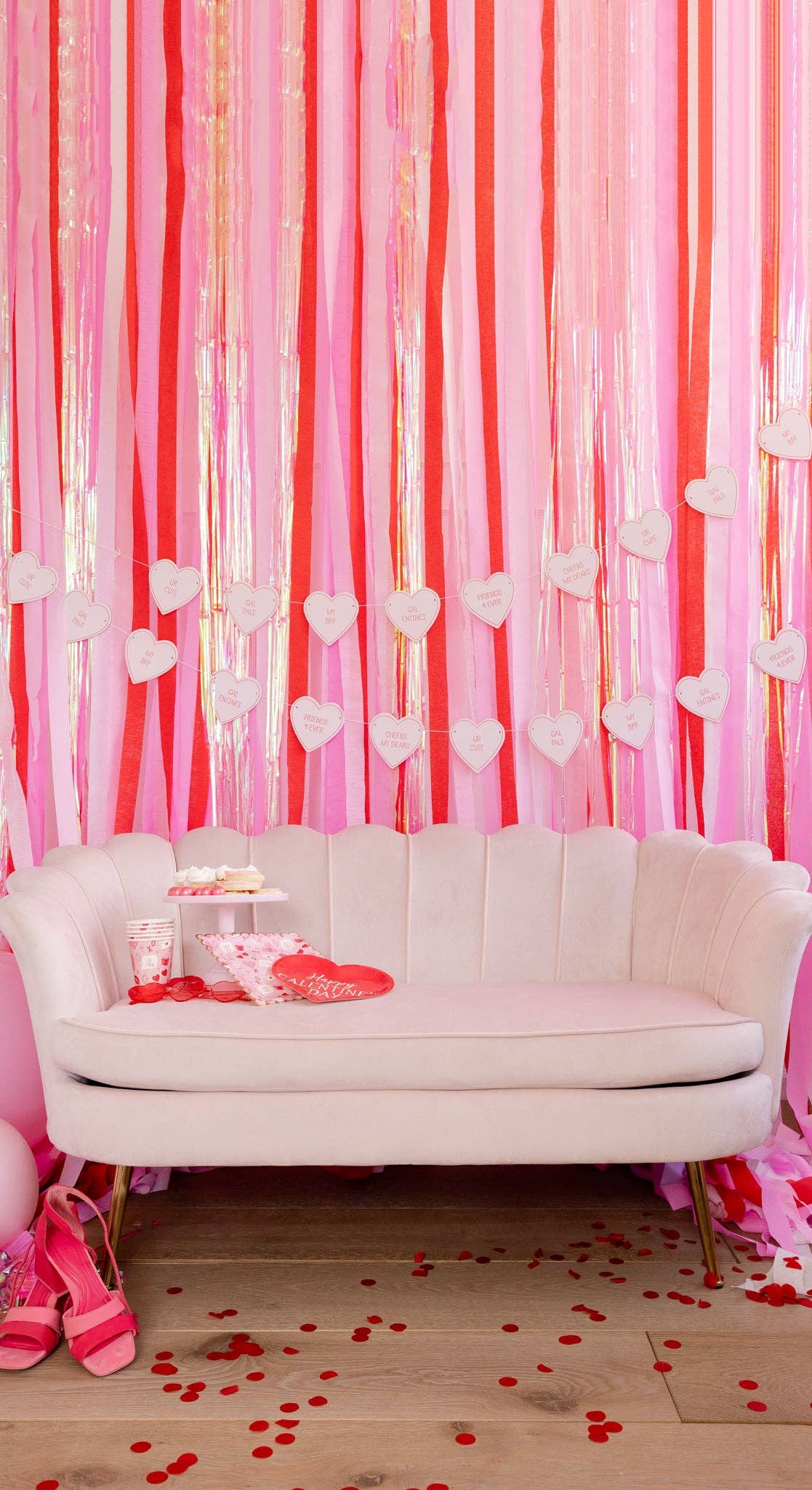 GAL1041 - Plato de papel Corazón Feliz para Galentines